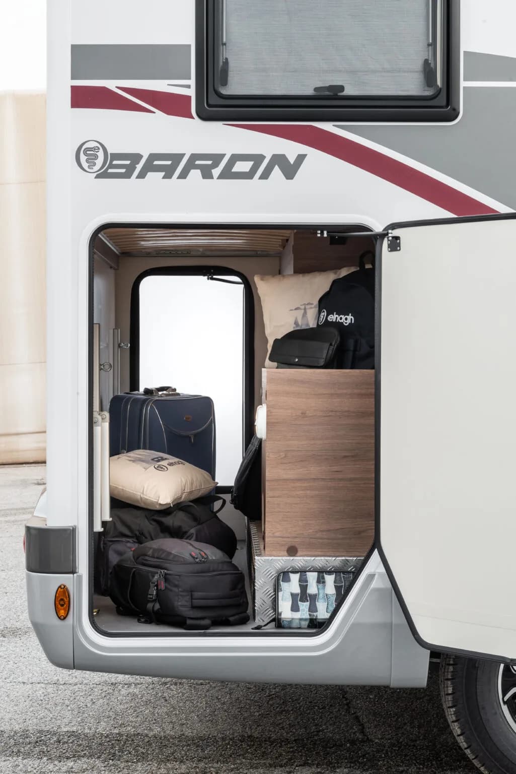 Baron 531 — ușa garajului deschisă, cu bagaje