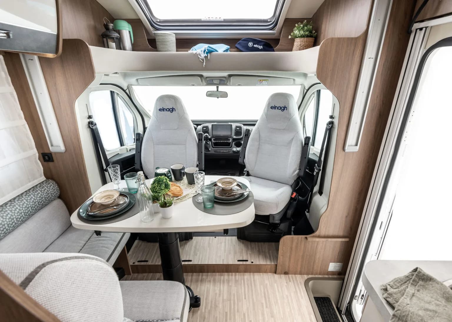 Baron 531 — dinetă, privire spre cabină