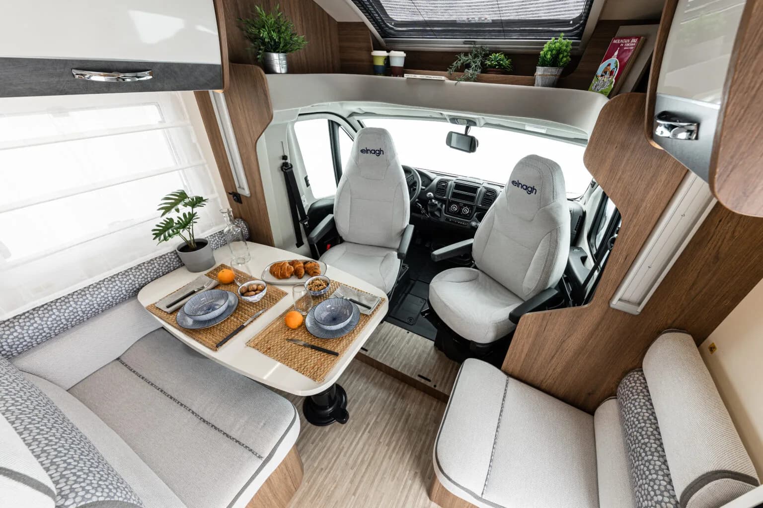Baron 565 — dinetă, privire spre cabină