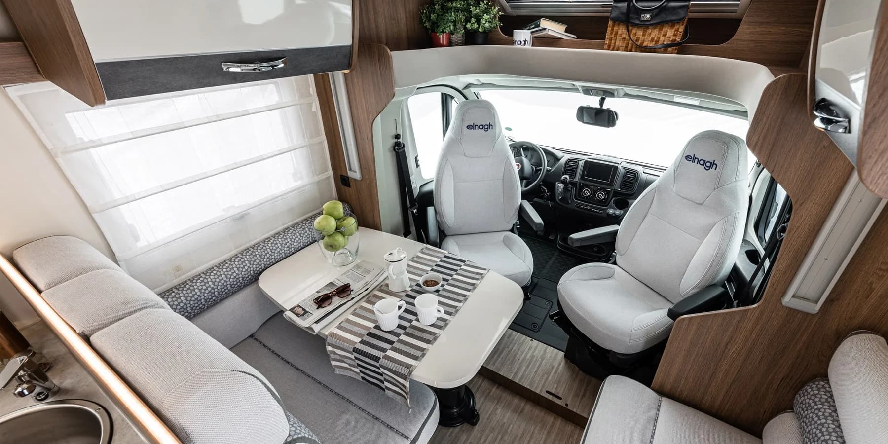 Baron 579 — dinetă cu scaunele cabinei rotite