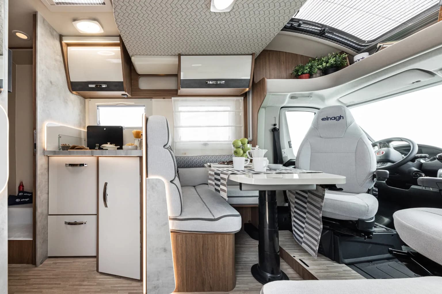Baron 579 — living și bucătărie, privire spre cabină