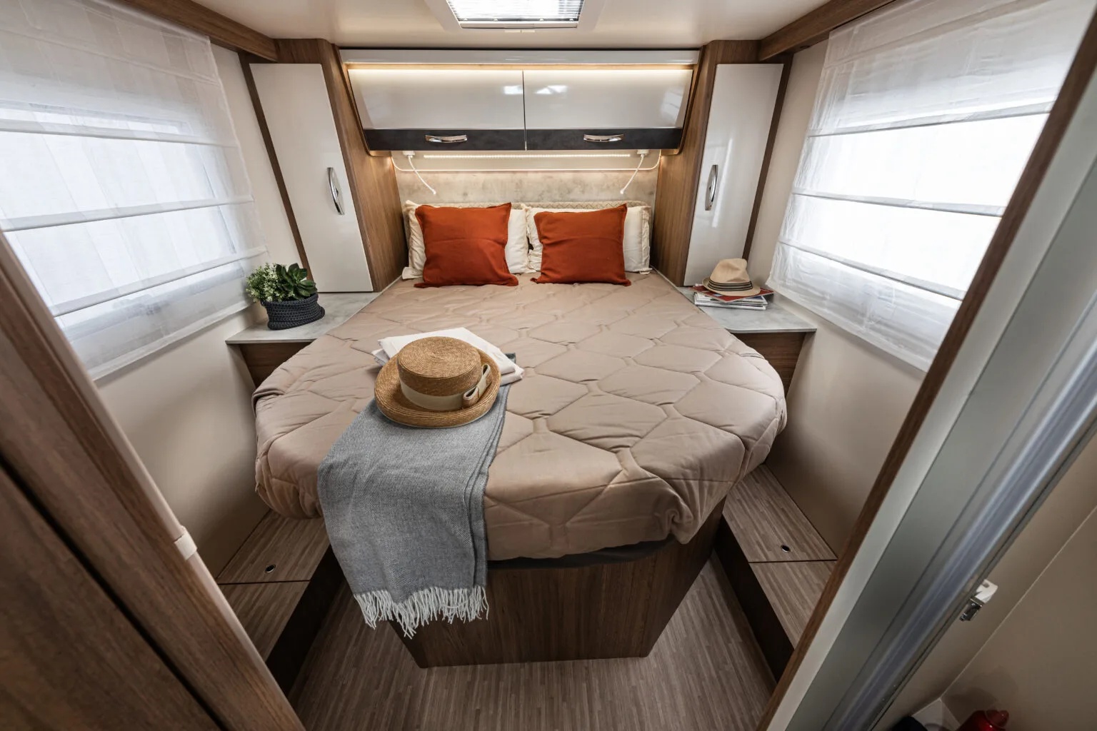 Baron 579 — dormitor cu pat central, privire din living