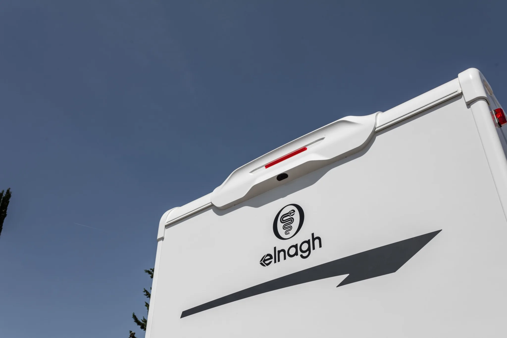 Elnagh Magnum 530 detaliu spate cu emblema Elnagh