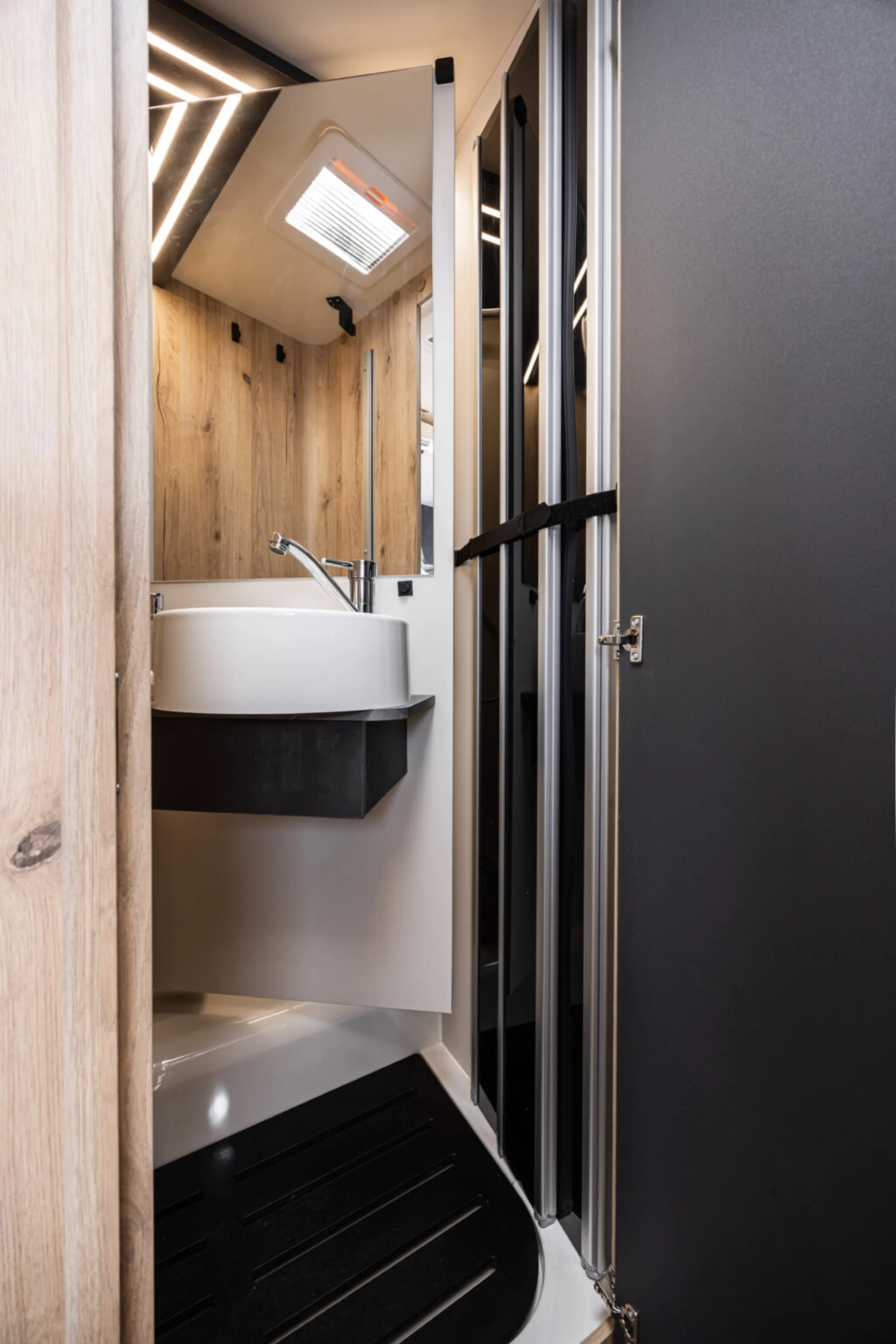 Elnagh T-Loft 529 detaliu baie
