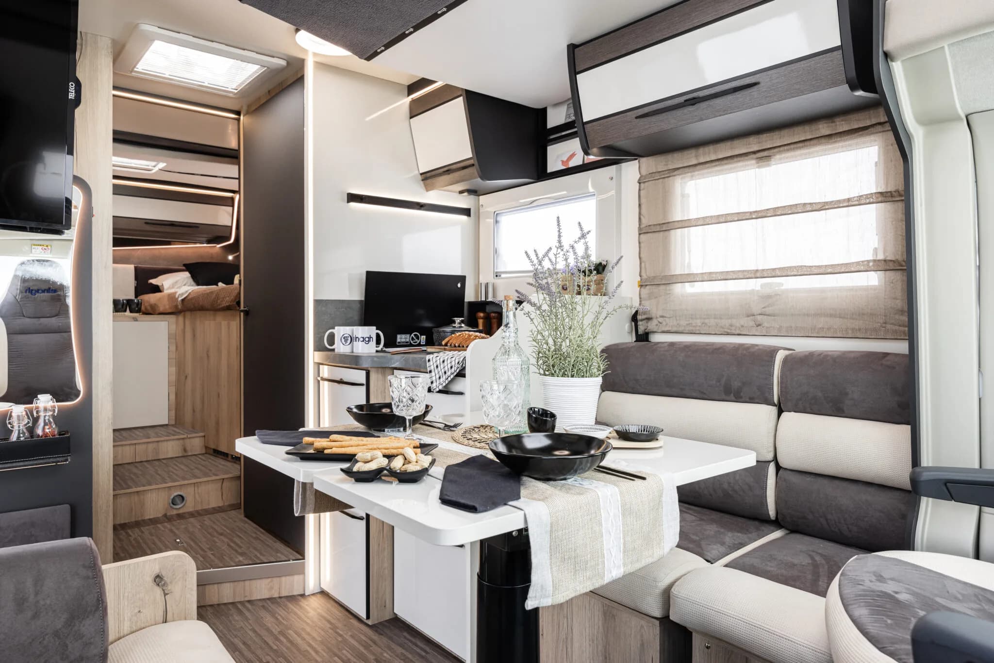 Elnagh T-Loft 532 zona de zi și bucătăria