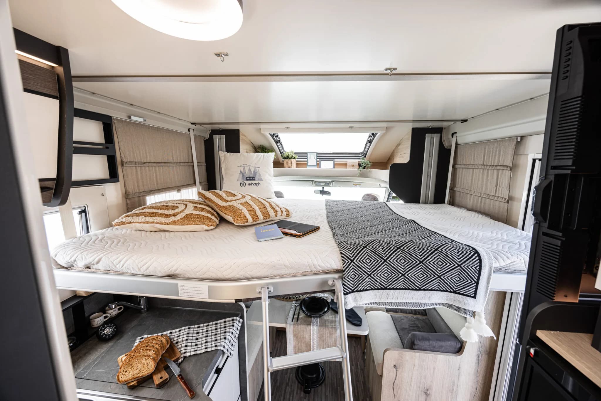 Elnagh T-Loft 532 patul mare din spate