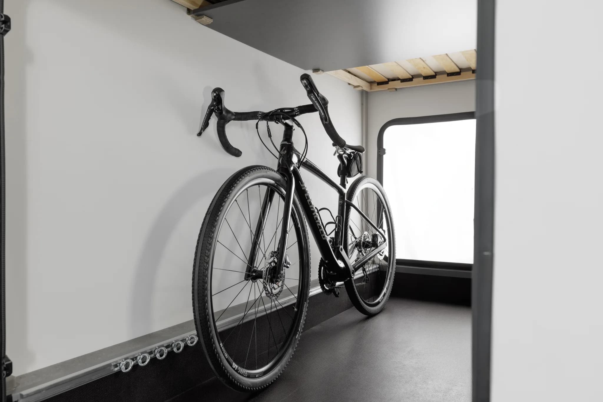 Etrusco T 6.9 SBC — garajul cu bicicleta