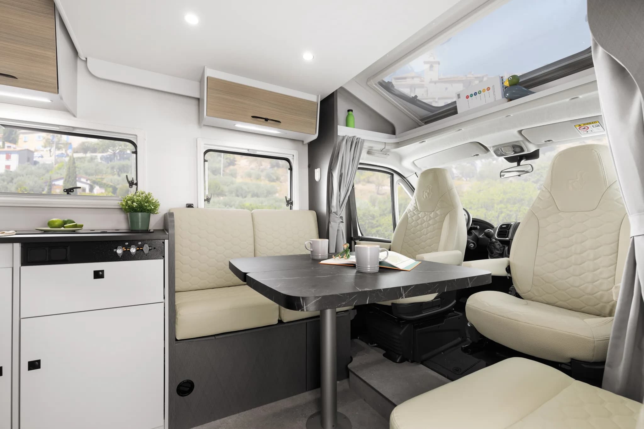 Etrusco T 6.9 SBC — dineta lounge și cabina