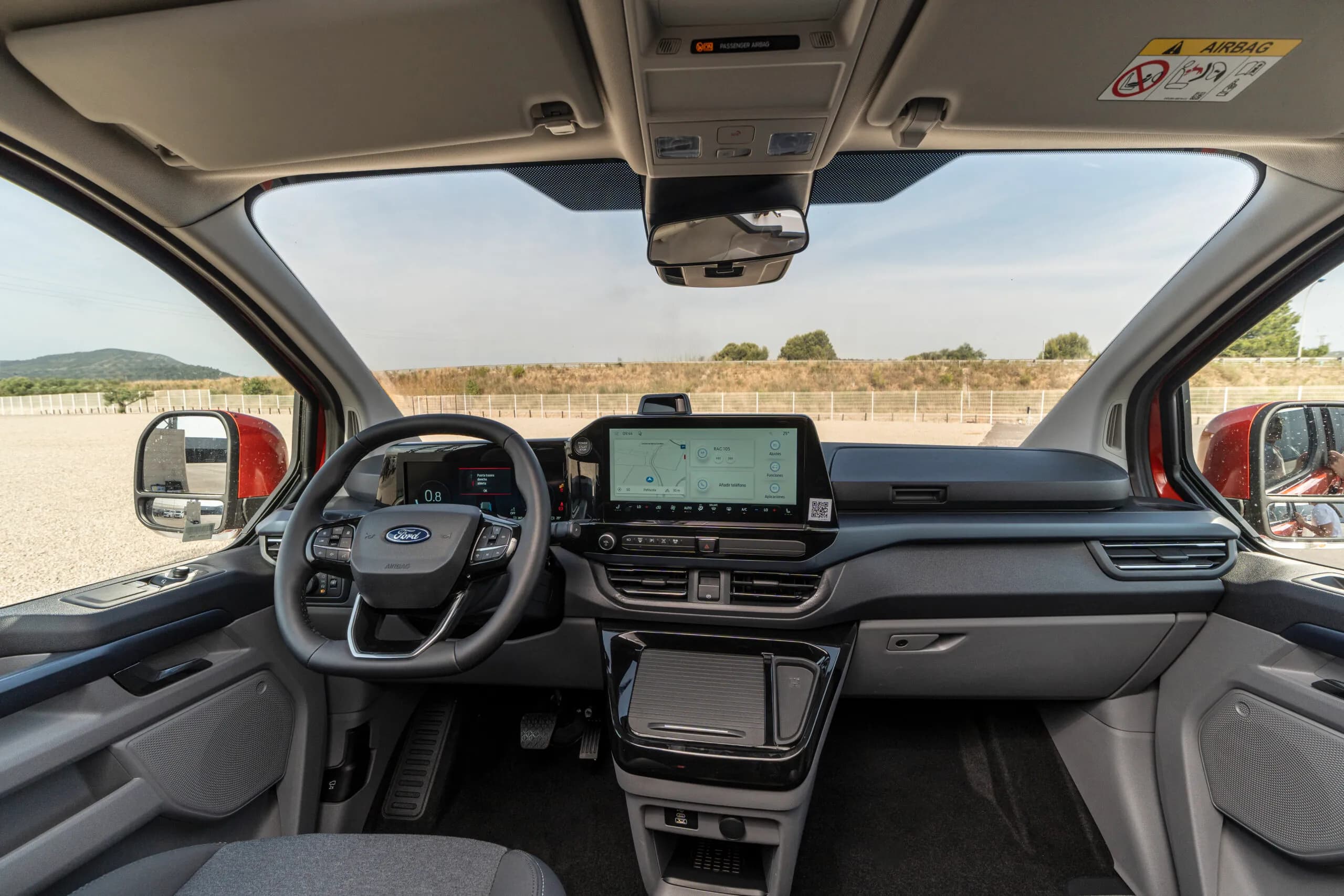 Interiorul cabinei Panama, cu ecranul multimedia Ford