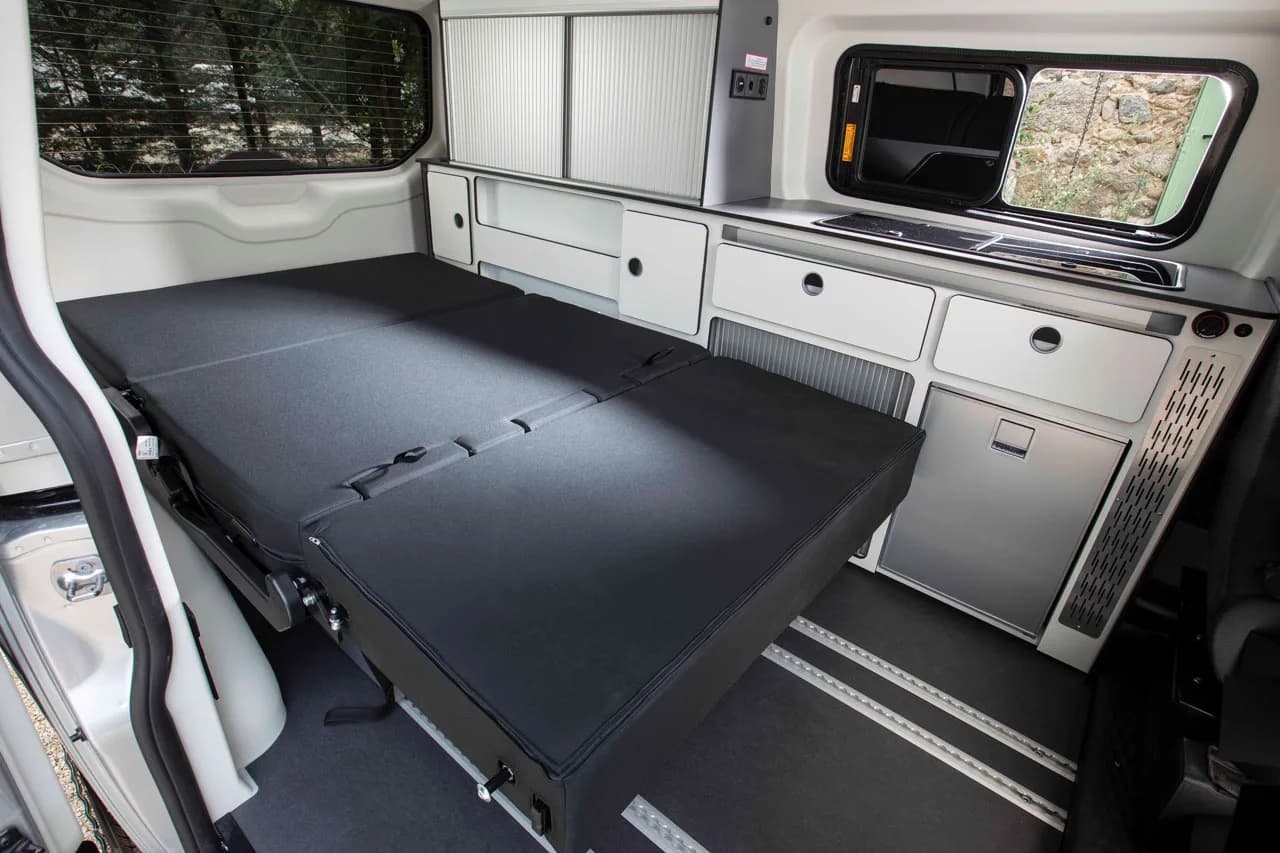 P12+ Compact Edition — banchetă transformată în pat