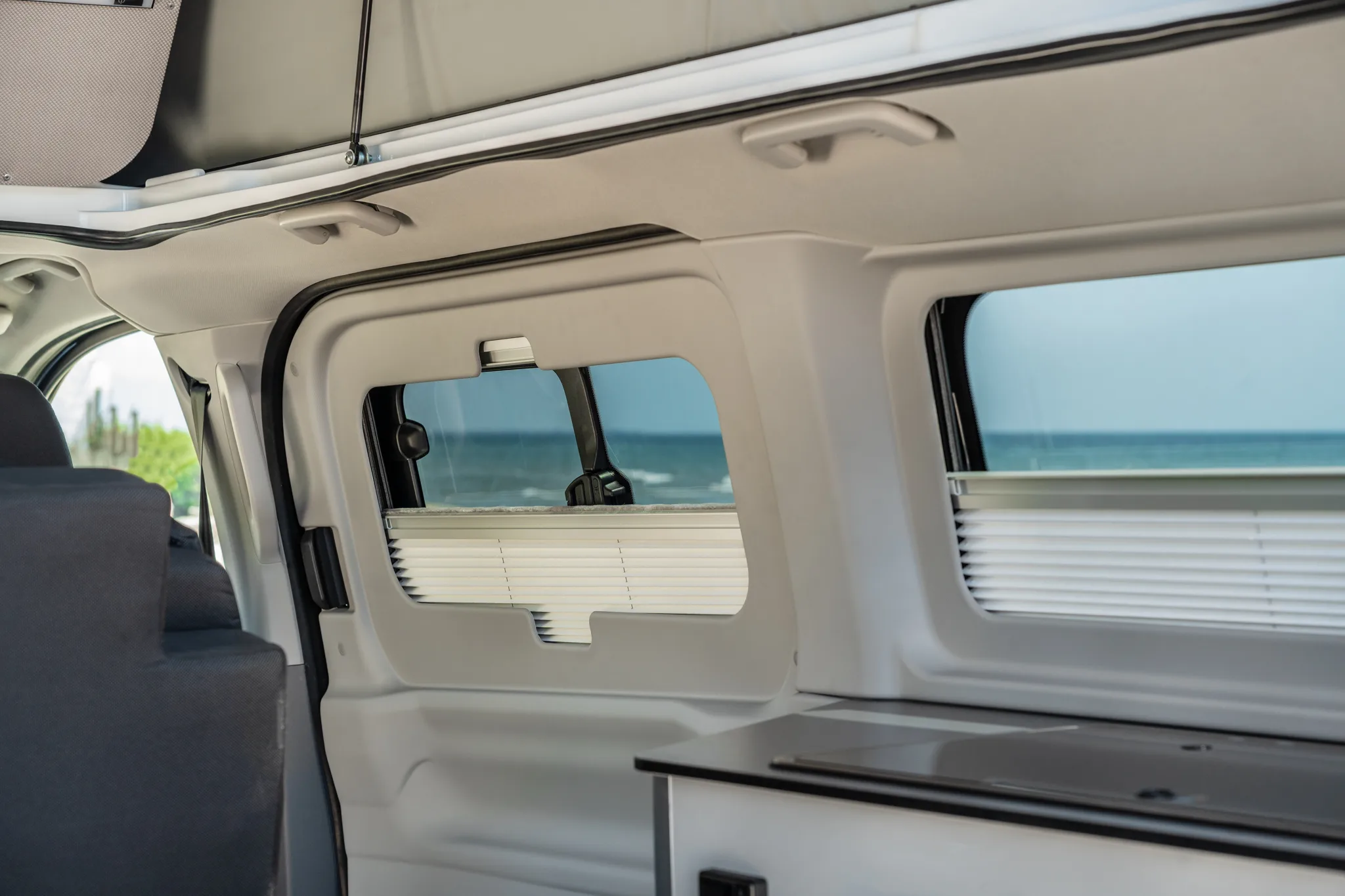 Geamurile laterale Panama P59+ cu jaluzele integrate, cu vedere spre mare