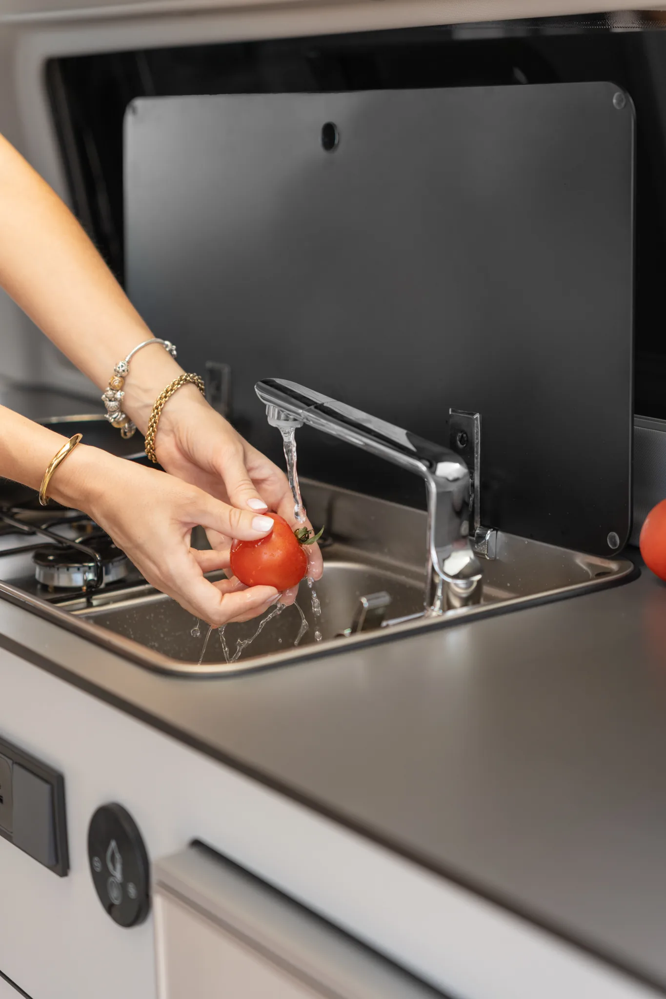 Bancheta cu două locuri a modelului Panama P59+, montată pe șine, cu ușa culisantă deschisă spre plajă