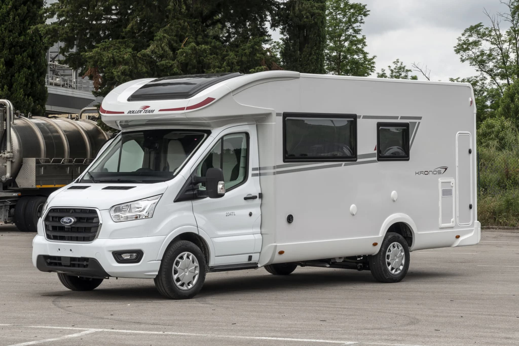 Kronos 234 TL — exterior, față-lateral dreapta (fotografie oficială Roller Team)