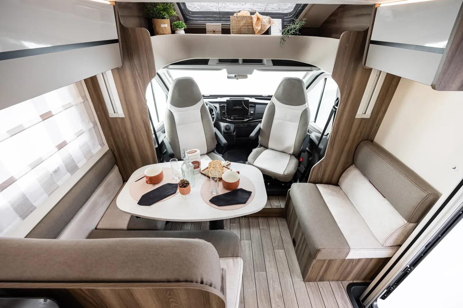 Kronos 265 TL — dineta și cabina (fotografie oficială Kronos 284 TL, așa cum o arată și producătorul)