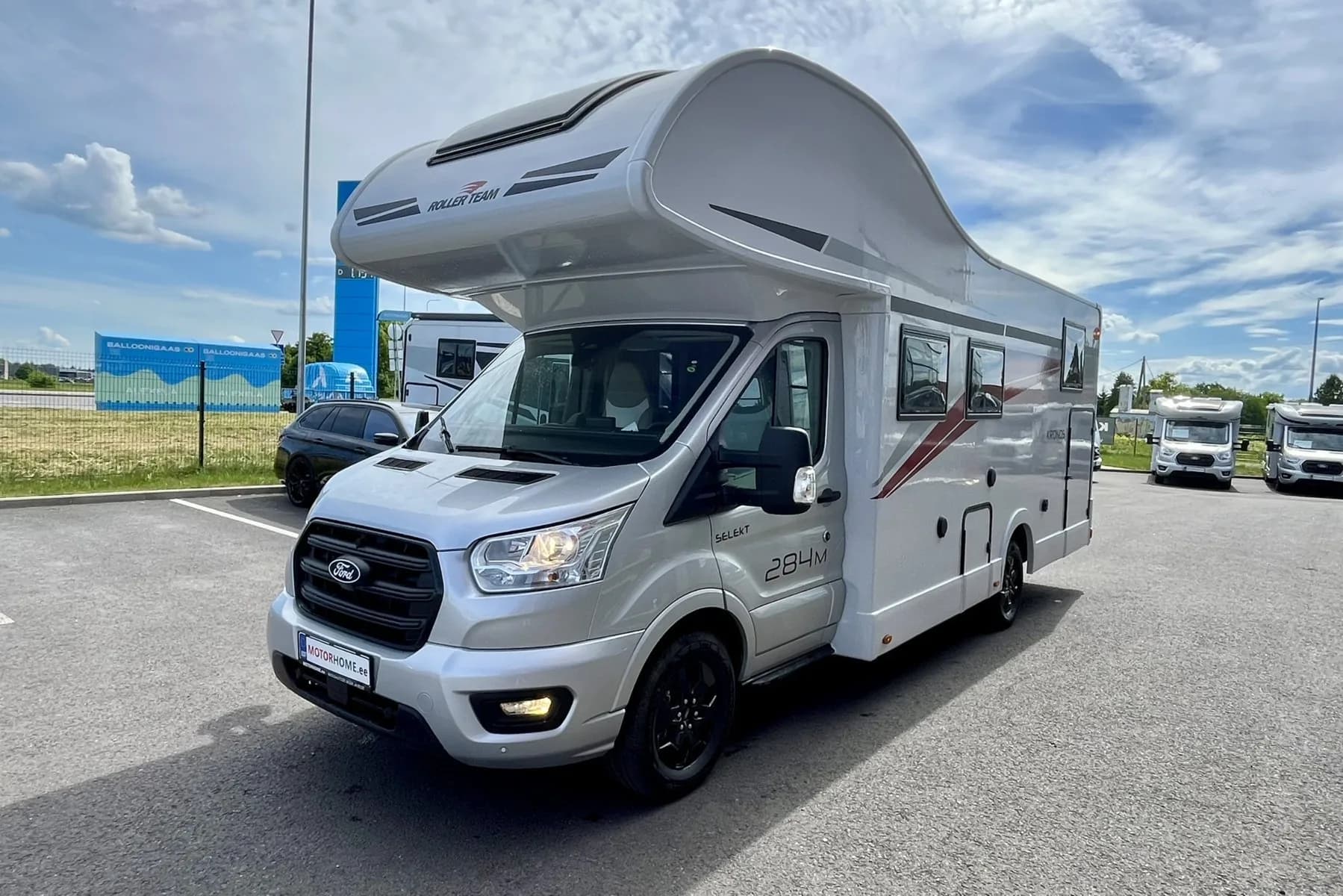 Kronos 284 M — exterior, față-lateral (foto dealer)
