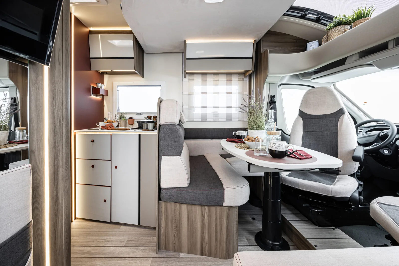 Kronos 285 TL interior