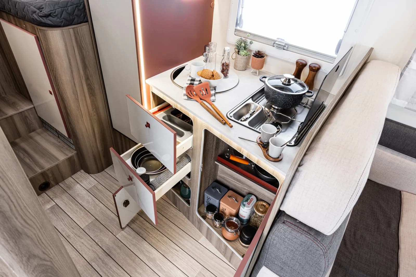 Kronos 285 TL interior