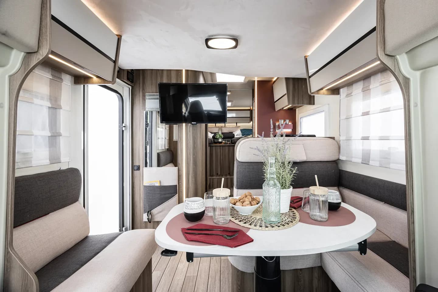 Kronos 295 TL — dineta și bucătăria (fotografie oficială Kronos 285 TL, zona de zi comună)