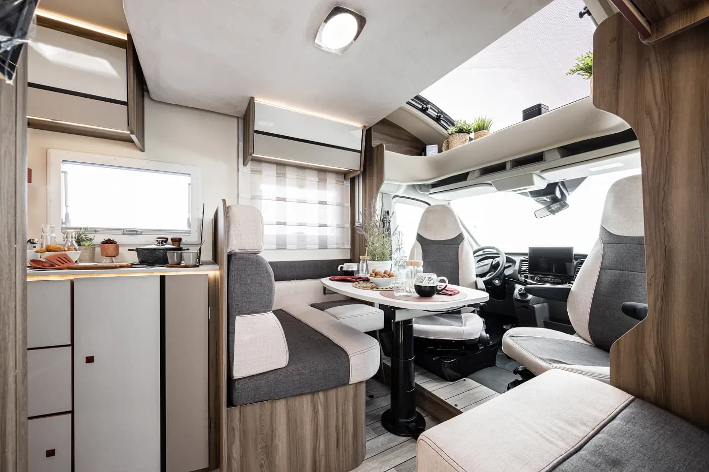 Kronos 295 TL — zona de zi, spre spate (fotografie oficială Kronos 285 TL, zona de zi comună)