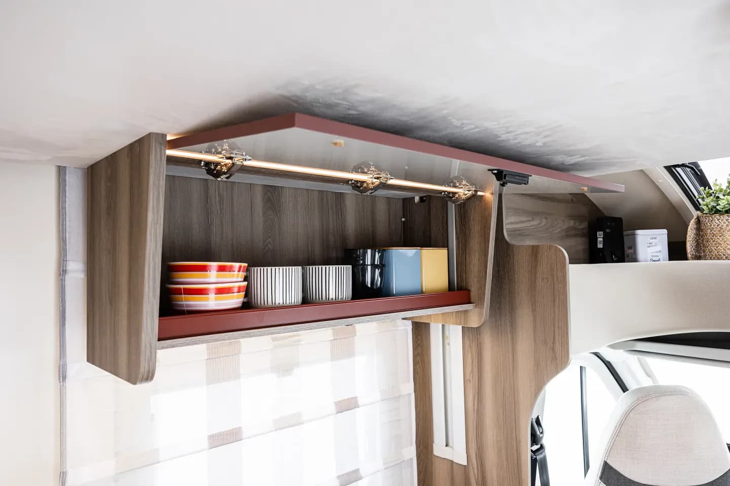 Kronos 295 TL — dulapul suspendat (fotografie oficială Kronos 285 TL, zona de zi comună)