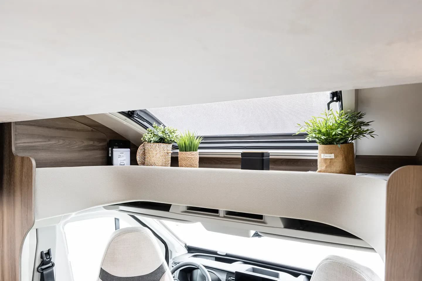 Kronos 295 TL — patul rabatabil din față (fotografie oficială Kronos 285 TL, zona de zi comună)