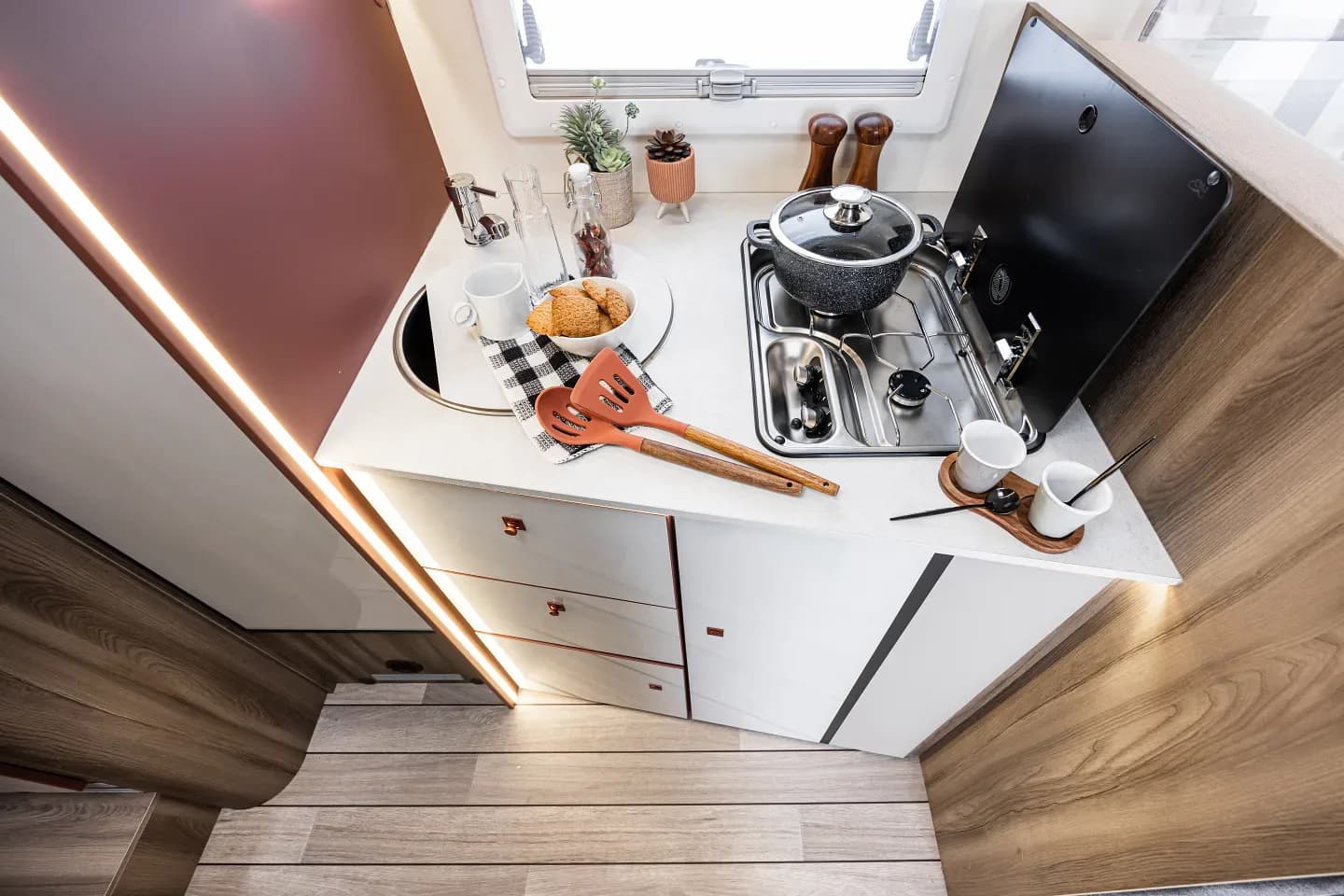 Kronos 295 TL — bucătăria (fotografie oficială Kronos 285 TL, zona de zi comună)