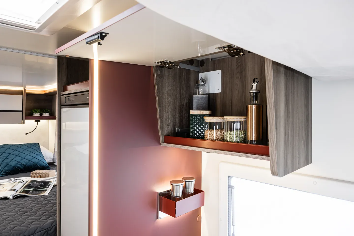 Kronos 295 TL — dulapul și rafturile (fotografie oficială Kronos 285 TL, zona de zi comună)