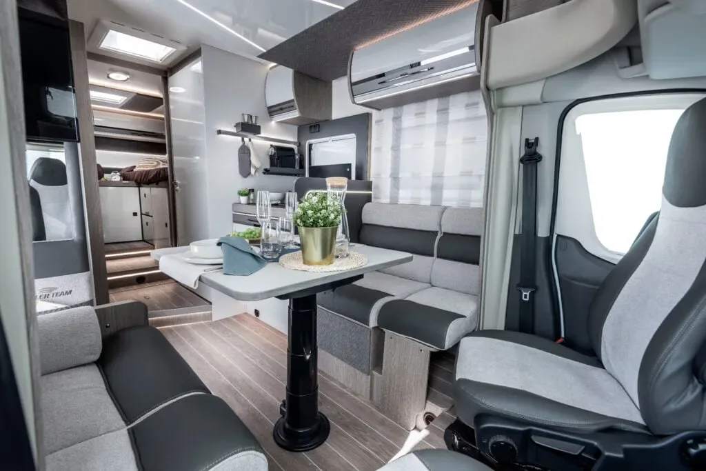 Zefiro 287 P — dineta și cabina (fotografie din versiunea TL a aceluiași plan)