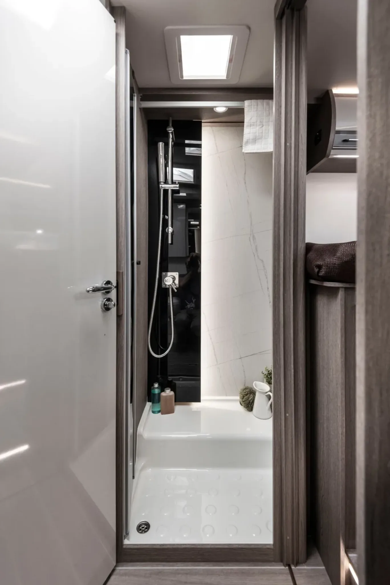 Zefiro 287 P — cabina de duș (fotografie din versiunea TL a aceluiași plan)