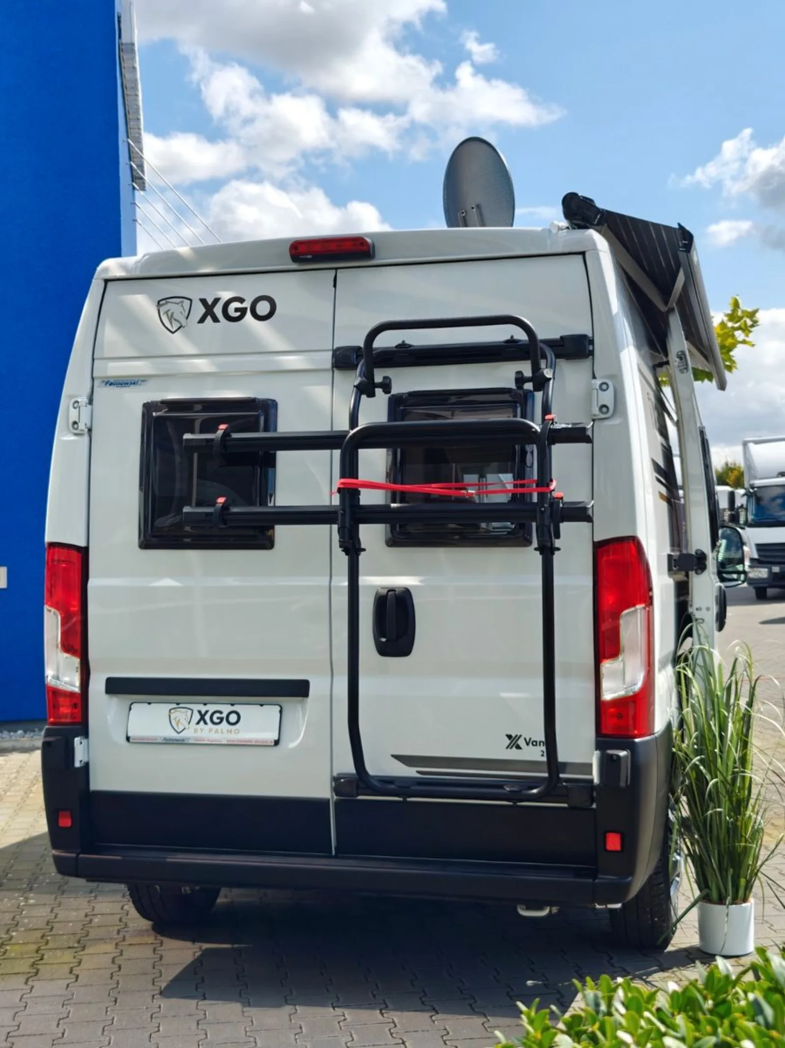 X-VAN 2 văzut din spate, cu ambele uși deschise