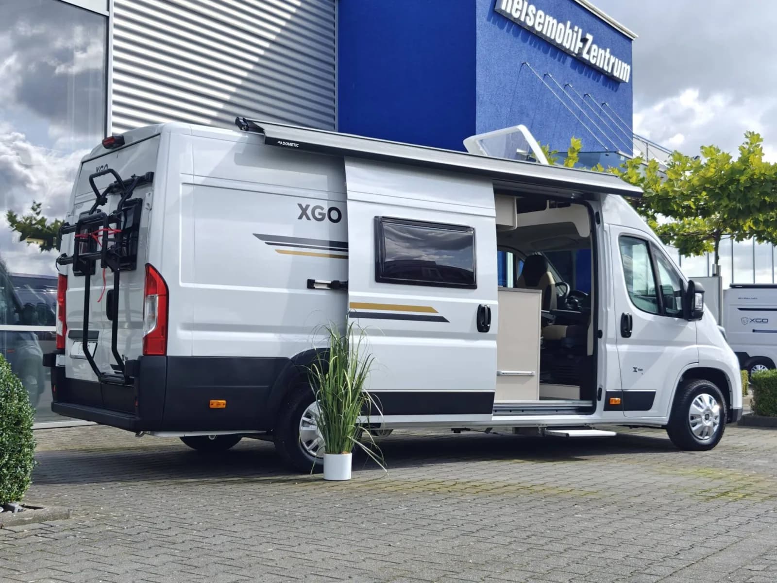 X-VAN 4 din spate-lateral, cu portbagajul de biciclete montat