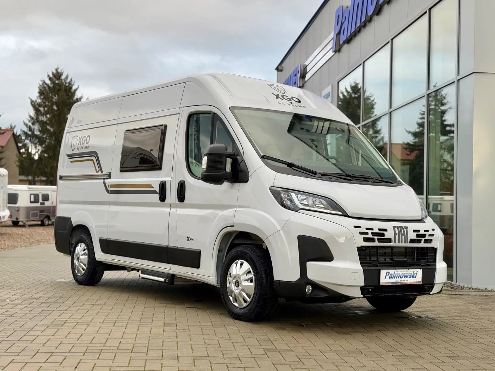 X-VAN 8 văzut din lateral-față, unghi apropiat