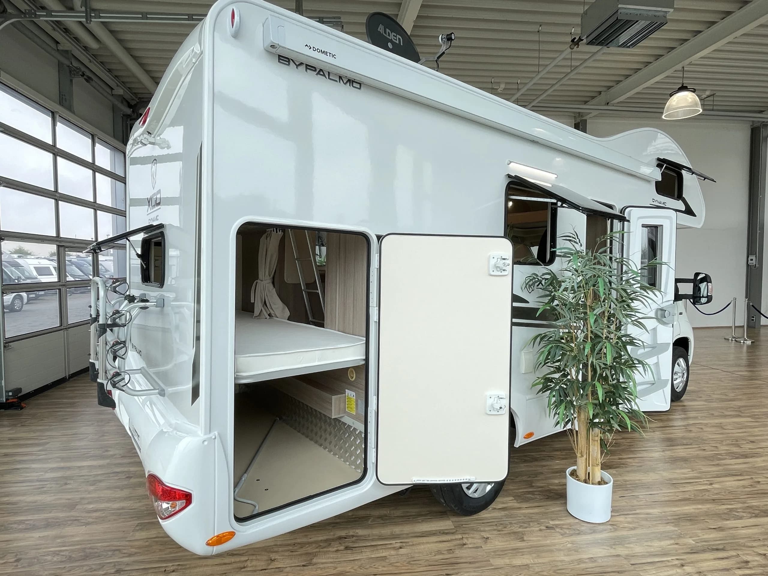 XGO 27G interior