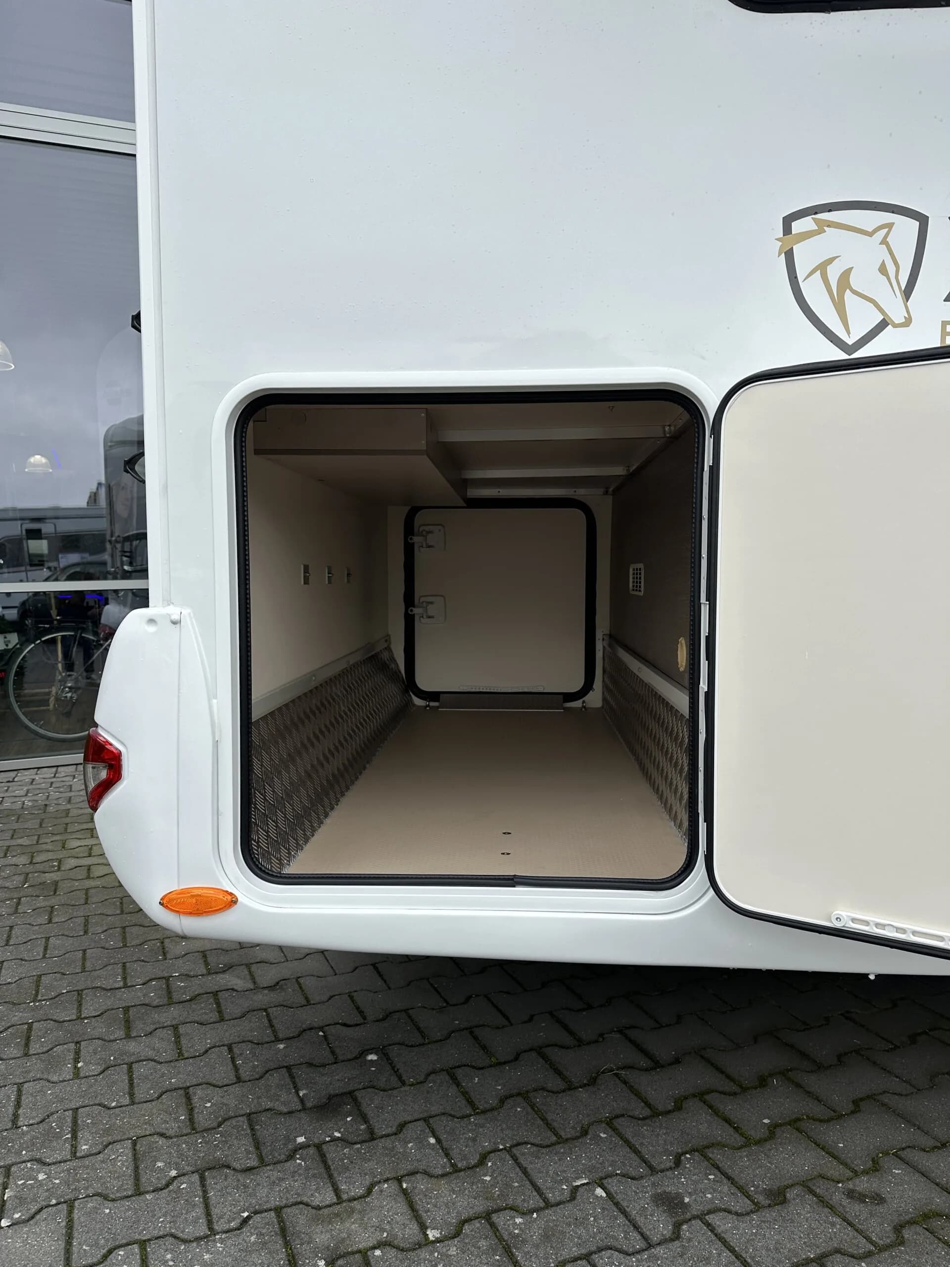 XGO 66P interior