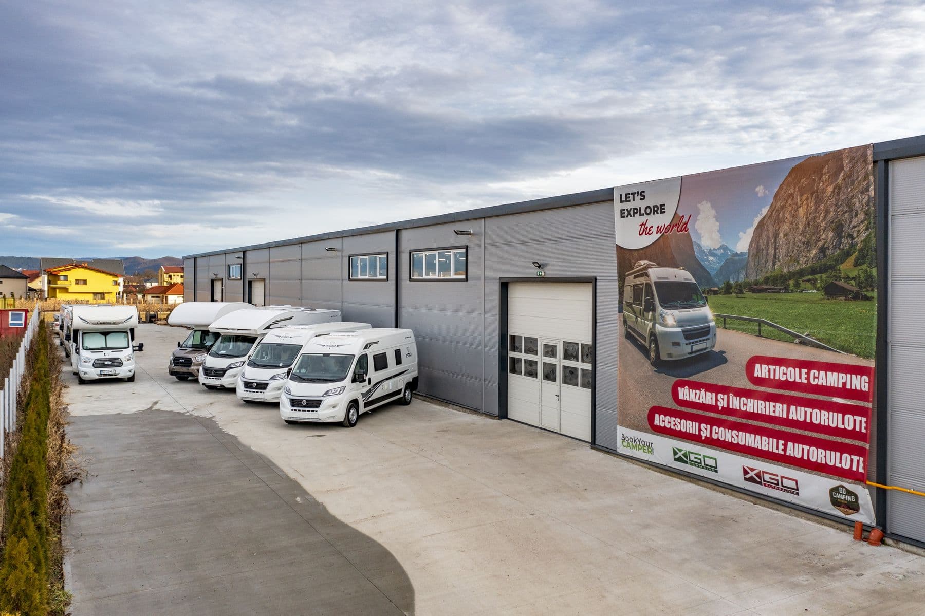 Fațada halei din Cluj, cu afiș „Articole camping, accesorii și consumabile autorulote”