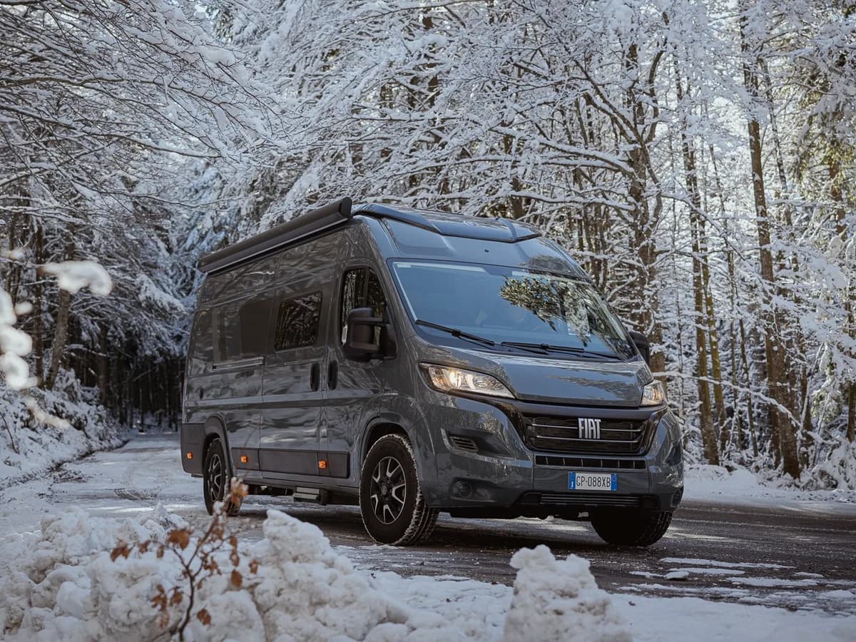 Elnagh E-Van pe un drum forestier, iarna