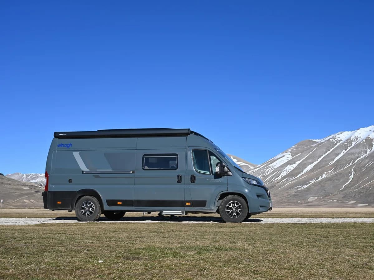 Elnagh E-Van în fața munților