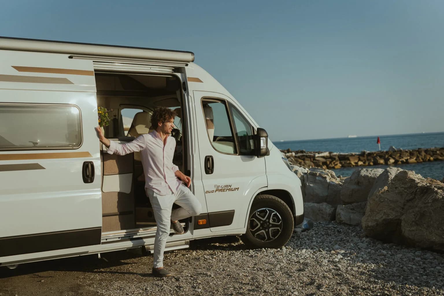 Elnagh E-Van DUO Premium pe malul mării, cu ușa laterală deschisă