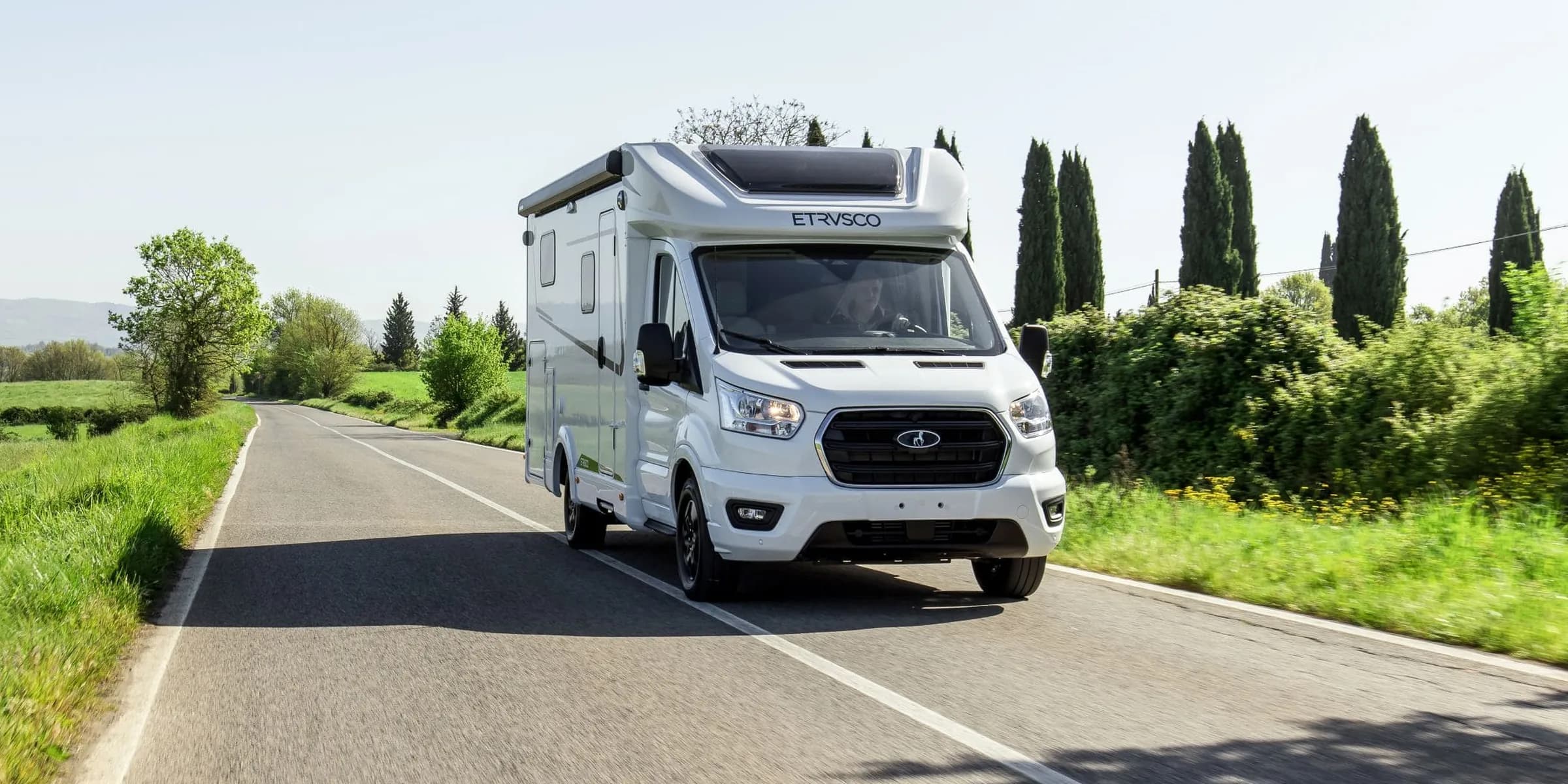 Etrusco V, van pe șasiu Ford Transit, în mers pe un drum de țară