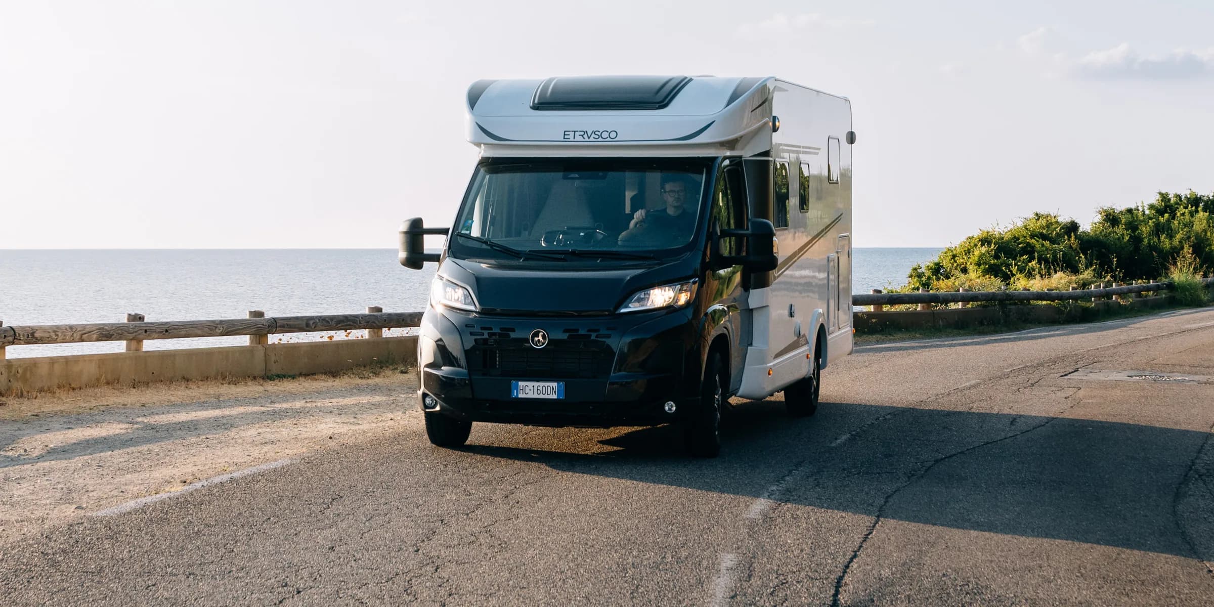 Etrusco T, semi-integrată pe șasiu Fiat negru, în mers pe un drum de coastă