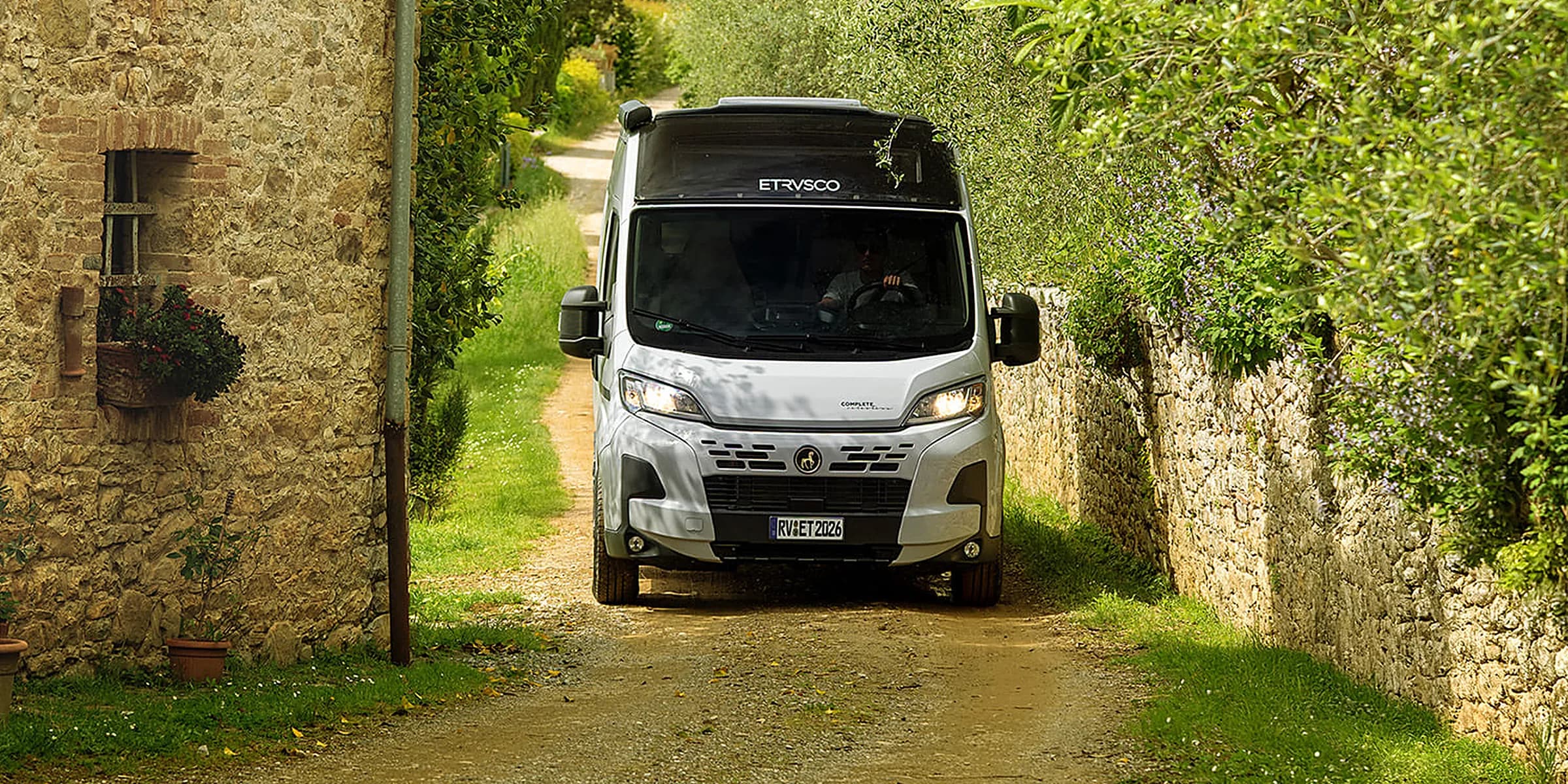 Etrusco CV Plus, campervan, pe un drum de țară