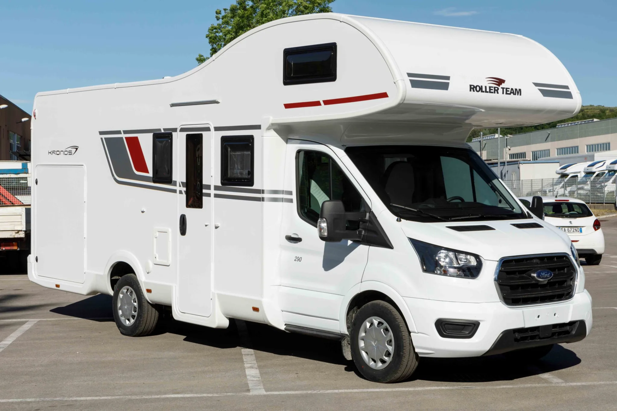 Kronos 290 M — exterior, față-lateral (foto dealer)