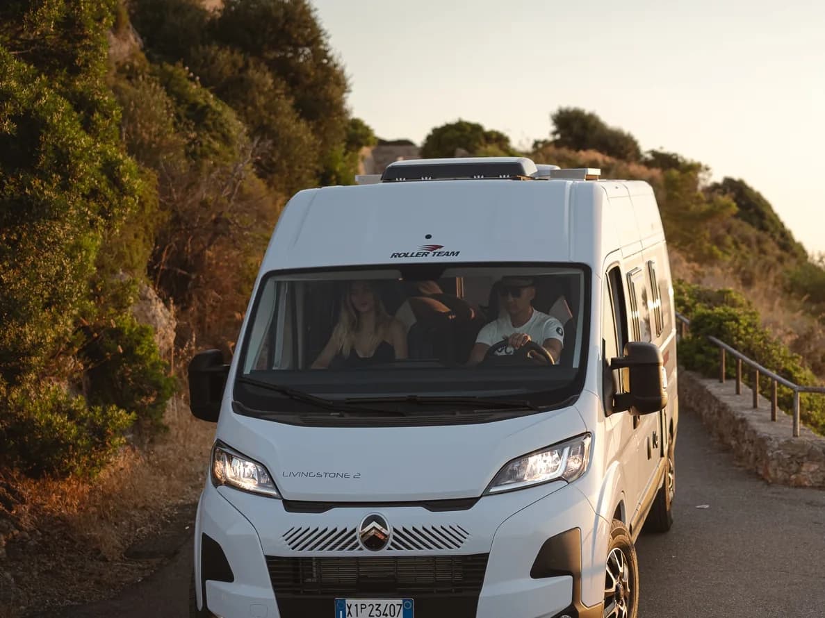 Livingstone K2 GO în mers pe un drum de coastă