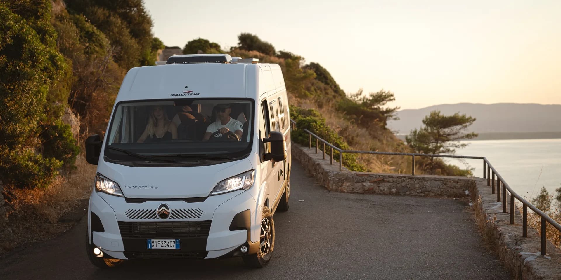 Livingstone K2 GO în mers pe un drum de coastă