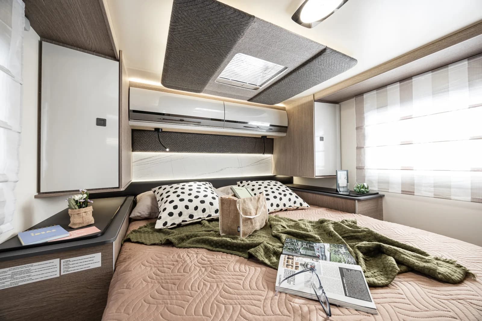 Zefiro 266 Integral Power Edition — patul central din spate (fotografie din versiunea semi-integrată a aceluiași plan)