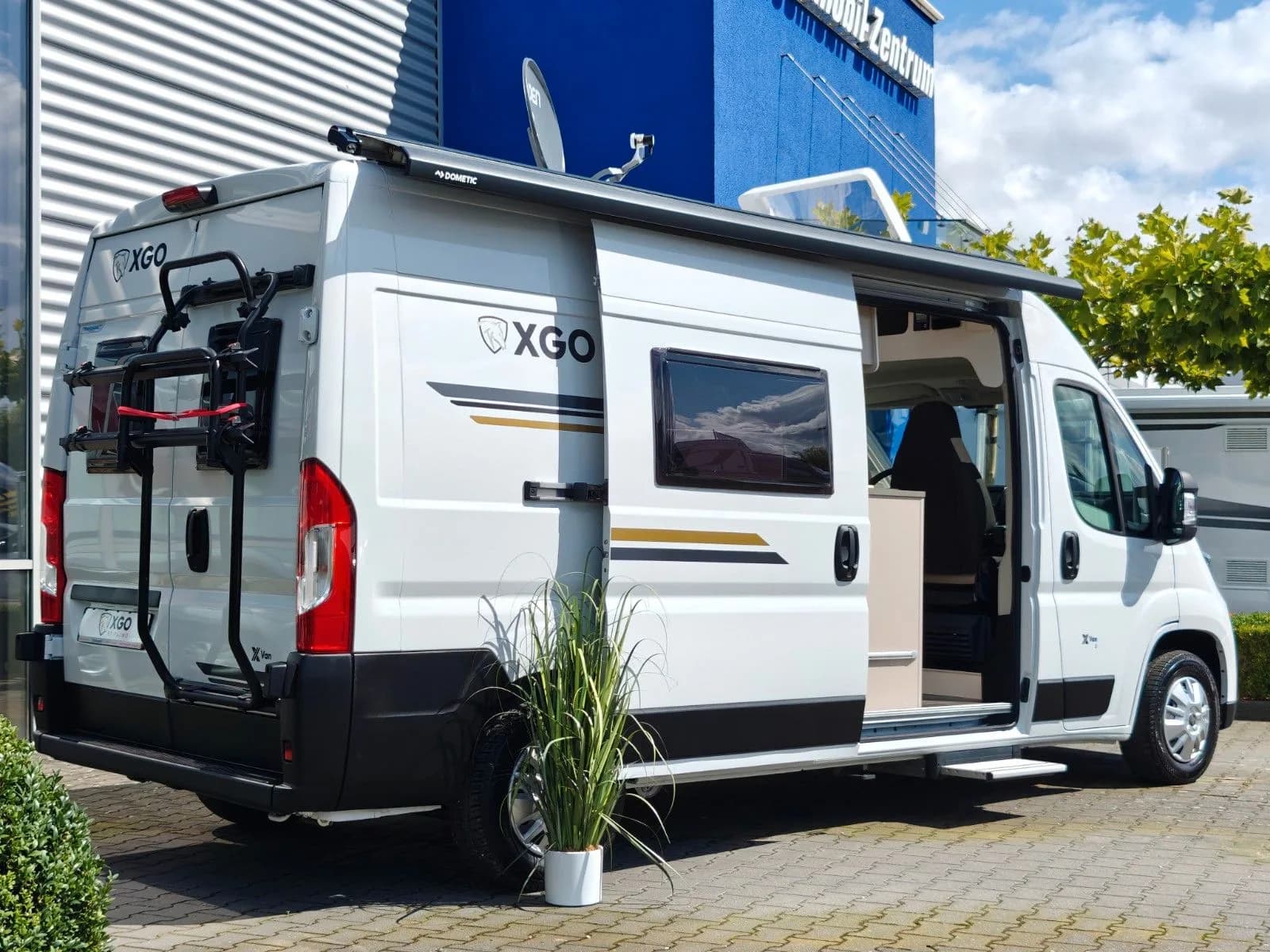 XGO X-VAN 2 vedere din spate, cu ușa laterală deschisă