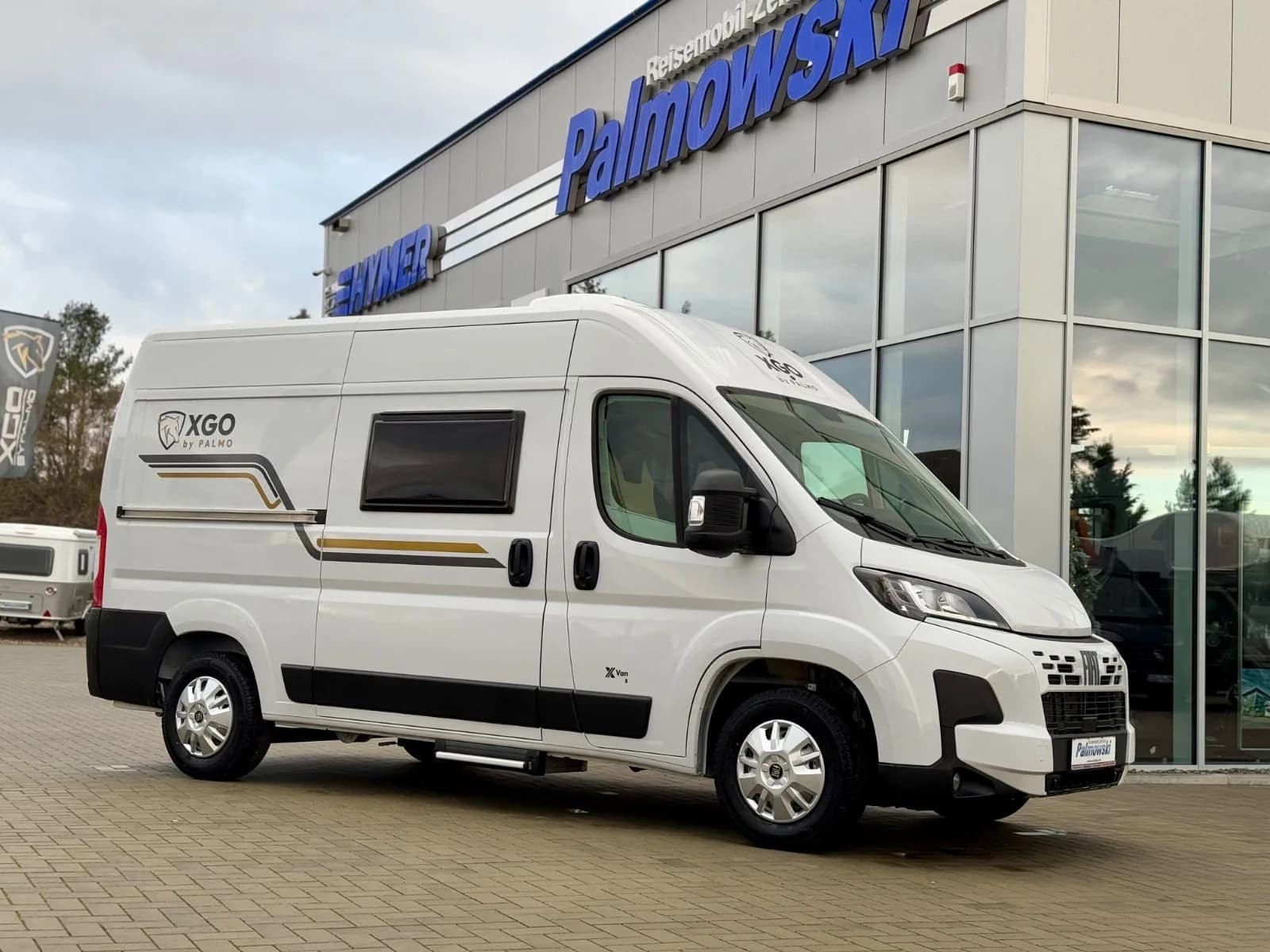 X-VAN 8 văzut din lateral-față, la un dealer Palmowski